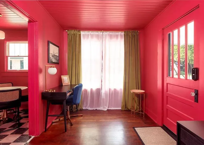 The Swan - Vibrant East Hill Getaway Villa Pensacola
