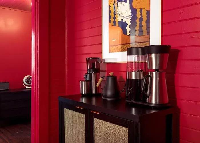 The Swan - Vibrant East Hill Getaway *