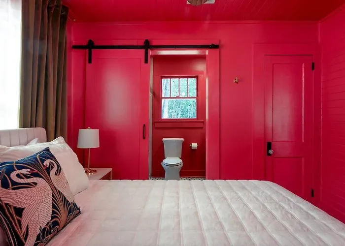 The Swan - Vibrant East Hill Getaway Villa Pensacola