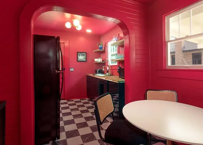 The Swan - Vibrant East Hill Getaway Villa
