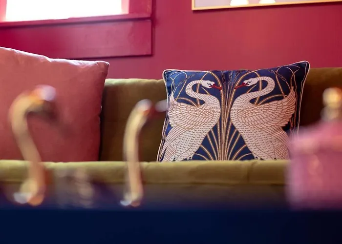 The Swan - Vibrant East Hill Getaway Villa Pensacola