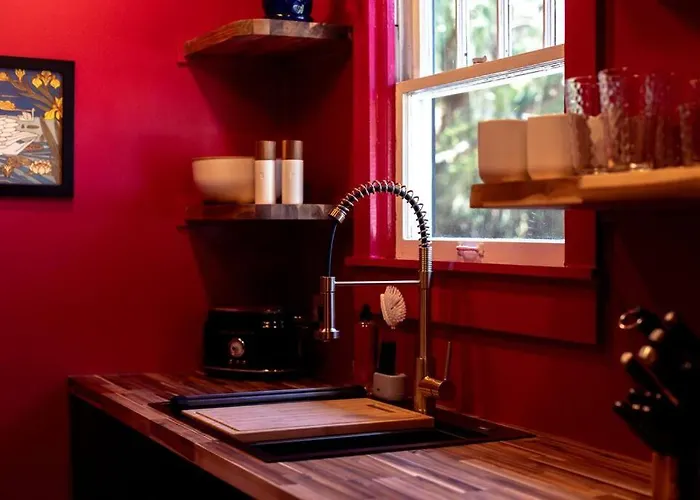 Villa The Swan - Vibrant East Hill Getaway *