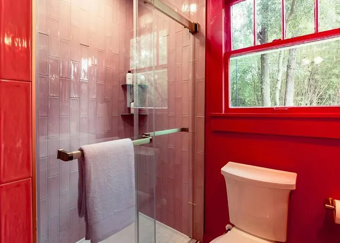 The Swan - Vibrant East Hill Getaway Villa *