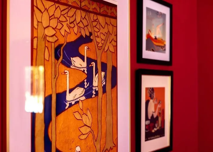 The Swan - Vibrant East Hill Getaway