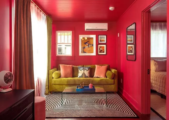 The Swan - Vibrant East Hill Getaway *