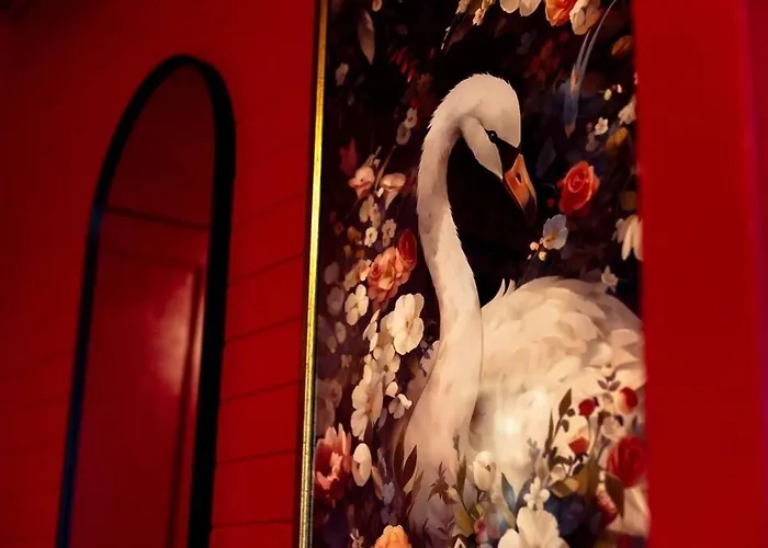 The Swan - Vibrant East Hill Getaway *