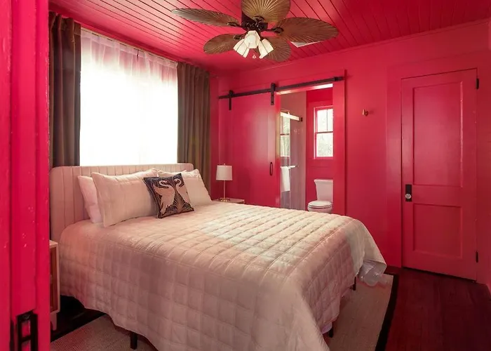 The Swan - Vibrant East Hill Getaway Villa