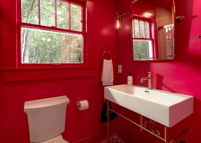 The Swan - Vibrant East Hill Getaway Pensacola